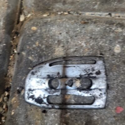 Husqvarna 142 Grandinės juostos tvirtinimo plokštelė