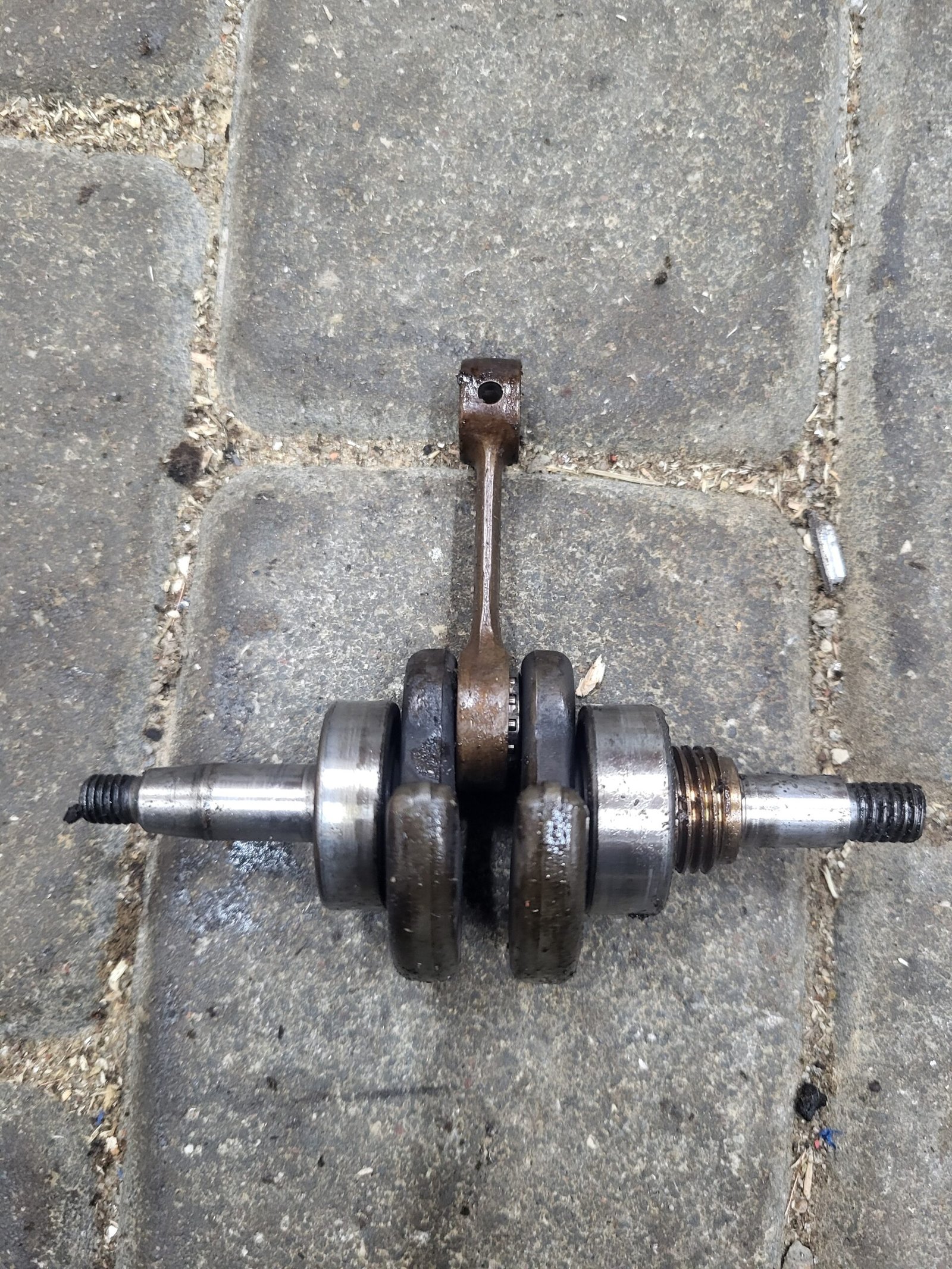 Husqvarna 234 Alkūninis velenas