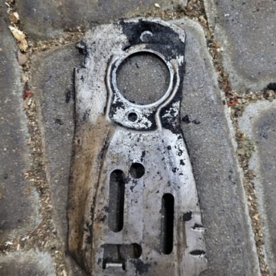 Husqvarna 346XPG Grandinės juostos tvirtinimo plokštelė