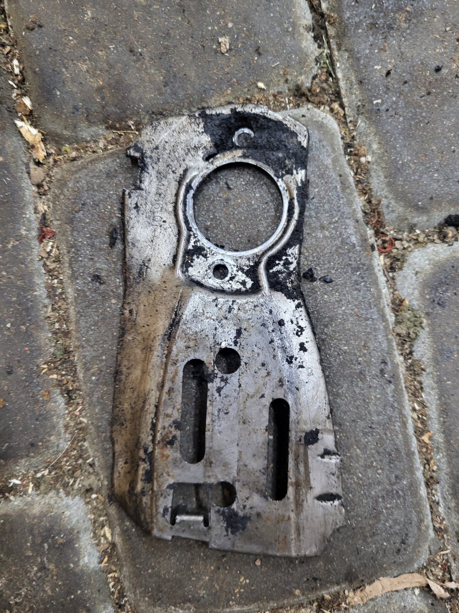 Husqvarna 346XPG Grandinės juostos tvirtinimo plokštelė A1943