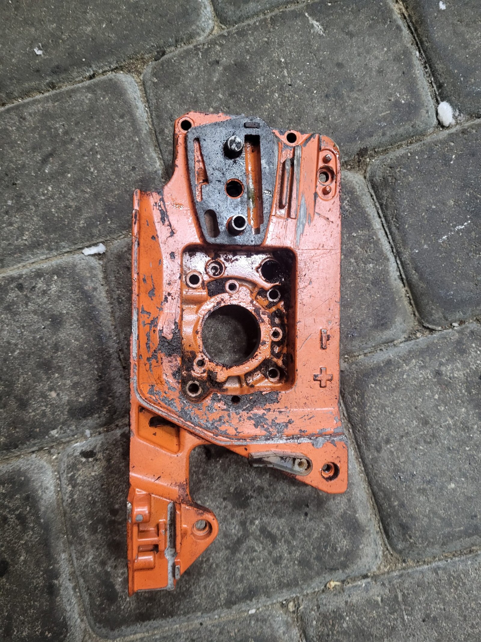 Husqvarna 242 Variklio blokas, sankabos pusė A2499