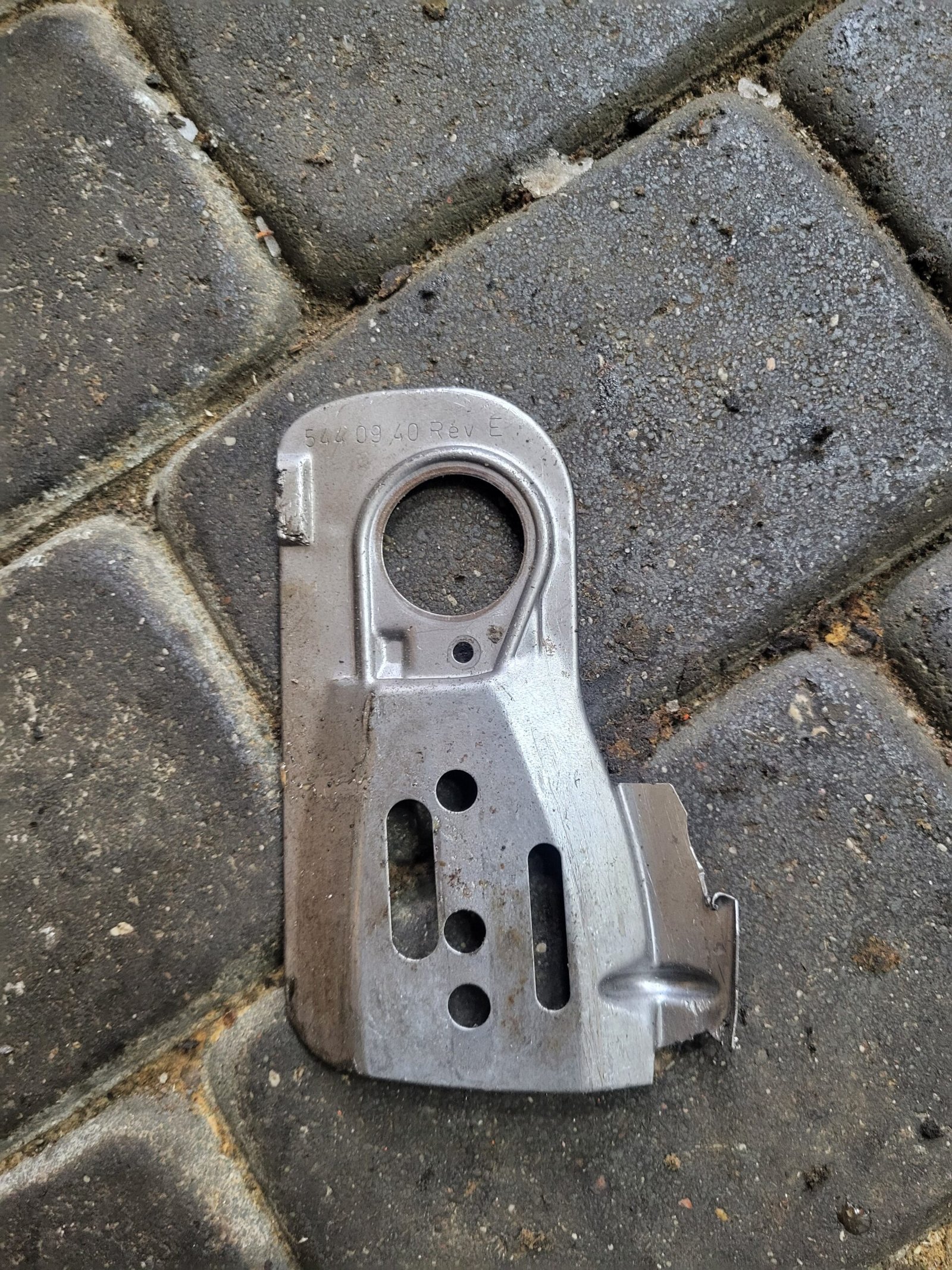 Husqvarna 445 II Grandinės juostos tvirtinimo plokštelė