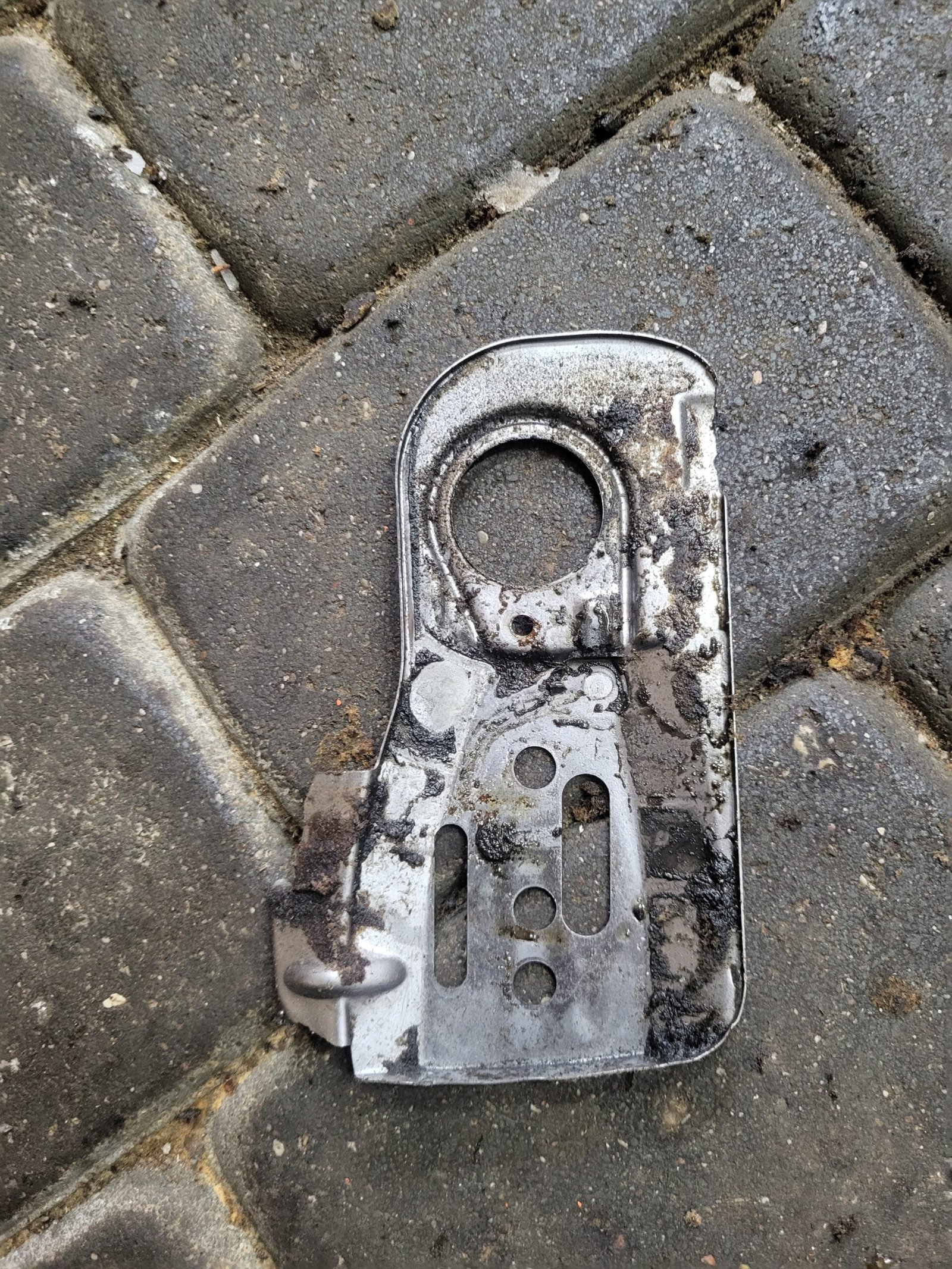 Husqvarna 445 II Grandinės juostos tvirtinimo plokštelė - Image 2