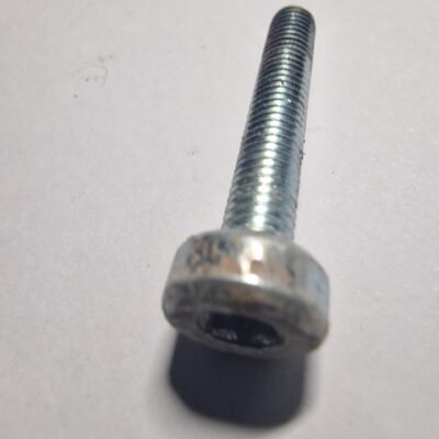 Makita EK7301, DCS400, DCS520 Dolmar 102  Varžtas 32mm