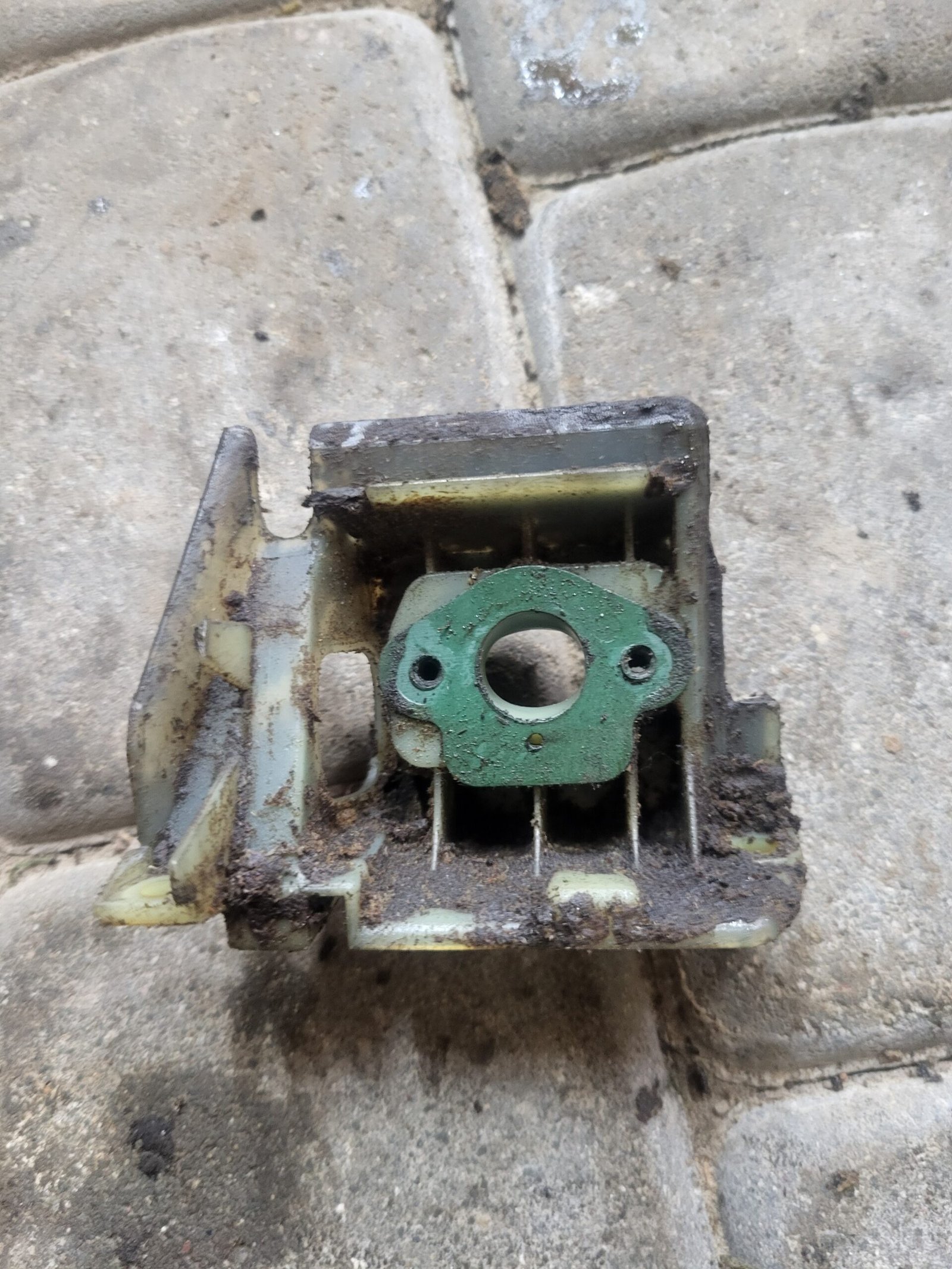 Partner 462 Karbiuratoriaus laikiklis