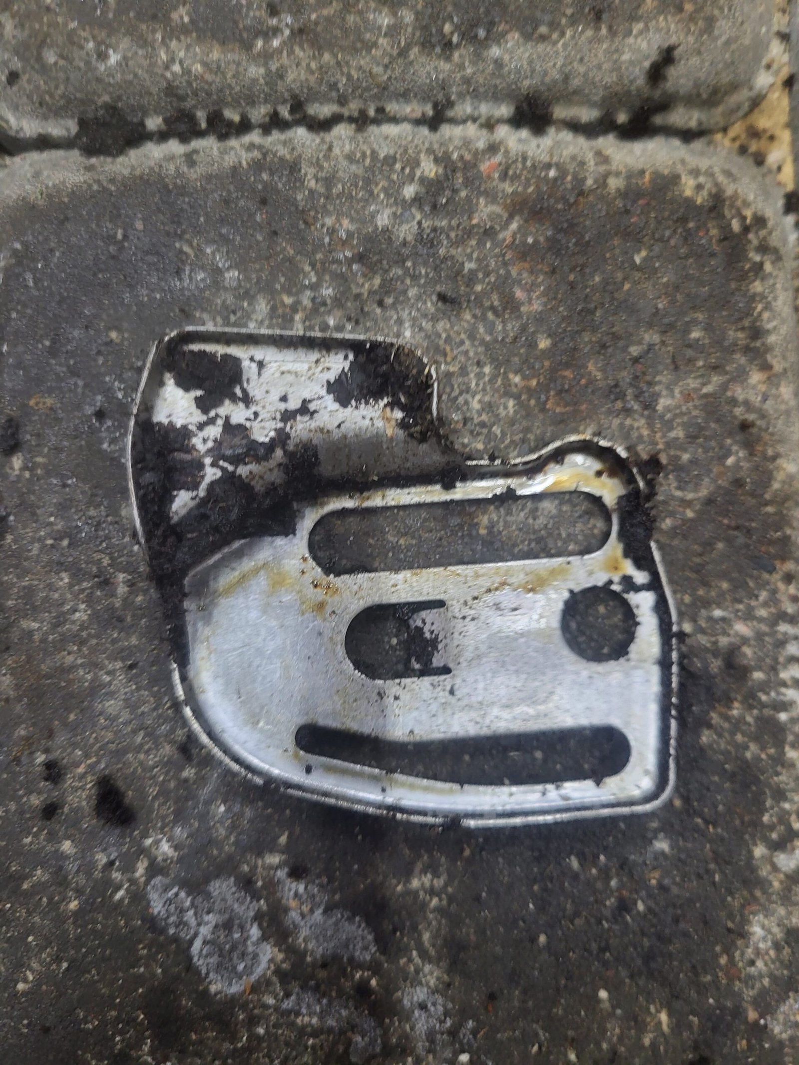 McCulloch CS360 Grandinės juostos tvirtinimo plokštelė - Image 2