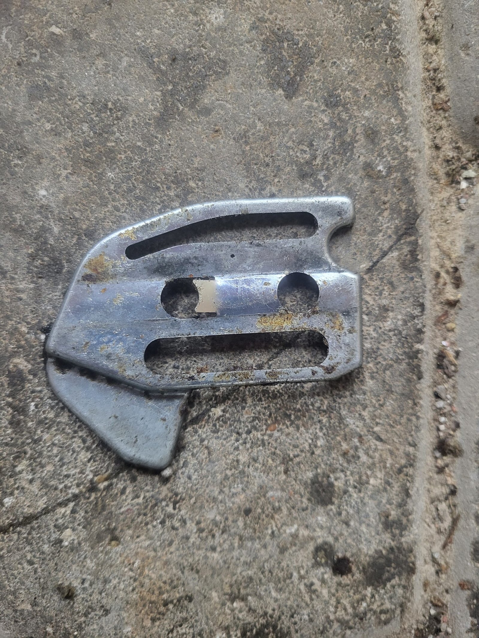 Jonsered CS2137 Grandinės juostos tvirtinimo plokštelė