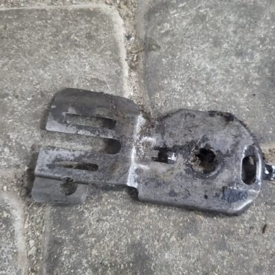 Makita DCS400 Grandinės juostos tvirtinimo plokštelė