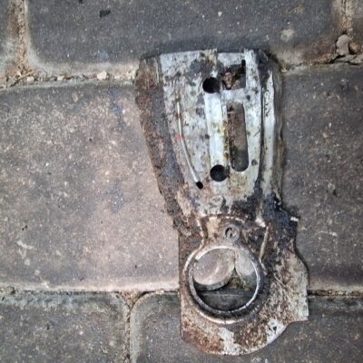 Jonsered CS2141 S Grandinės juostos tvirtinimo plokštelė