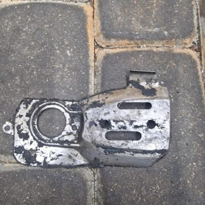 Husqvarna 357XP Grandinės juostos tvirtinimo plokštelė