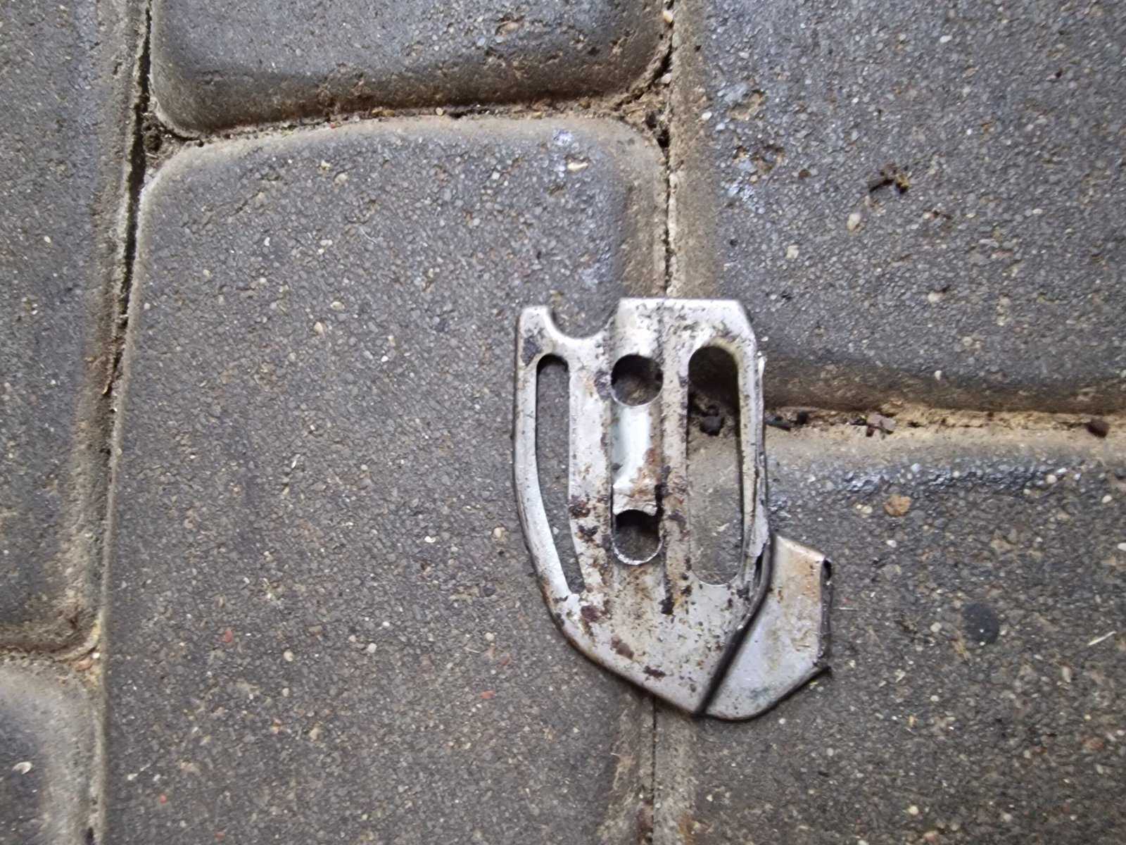 Jonsered  2035 Grandinės juostos tvirtinimo plokštelė