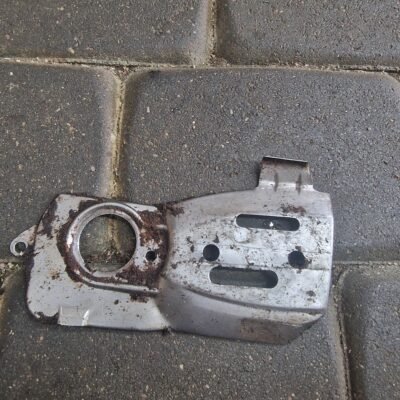 Husqvarna 357 XPG Grandinės juostos tvirtinimo plokštelė