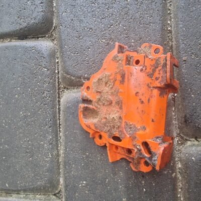 Husqvarna 357XPG  Karbiuratoriaus pagrindo filtro dėžės laikiklis