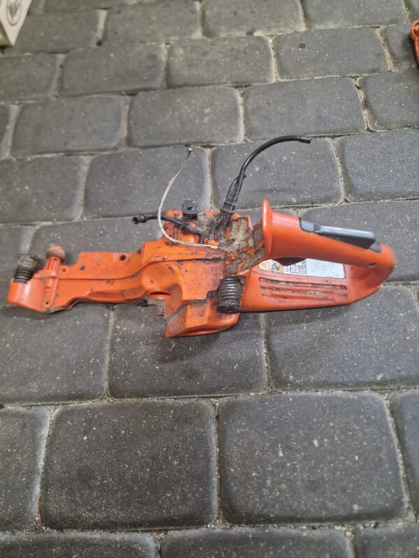 Husqvarna 555 Bakas