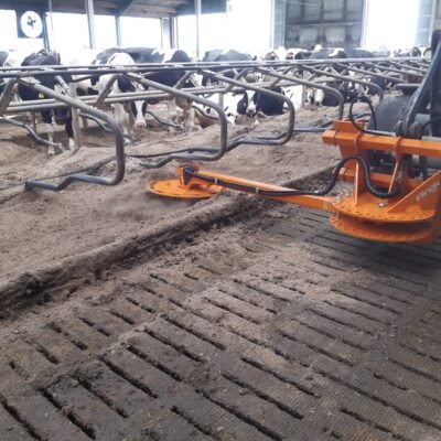 Pjuvenų, sauso komposto, šiaudų ar kalkių mišinio kraiko išlygintuvas, paskleidėjas BV/BVR