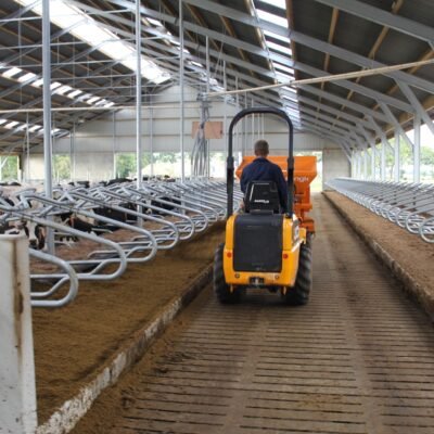 Pjuvenų, smulkintų šiaudų, sauso komposto ar žalio pakrato dalytuvas, barstytuvas ZX