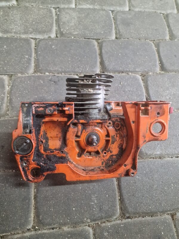 Husqvarna 55 Variklio blokas ( Neatsisuka varžtas )