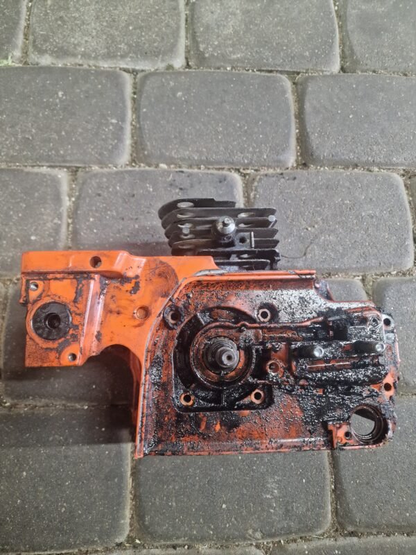 Husqvarna 55 Variklio blokas ( Neatsisuka varžtas ) - Image 2