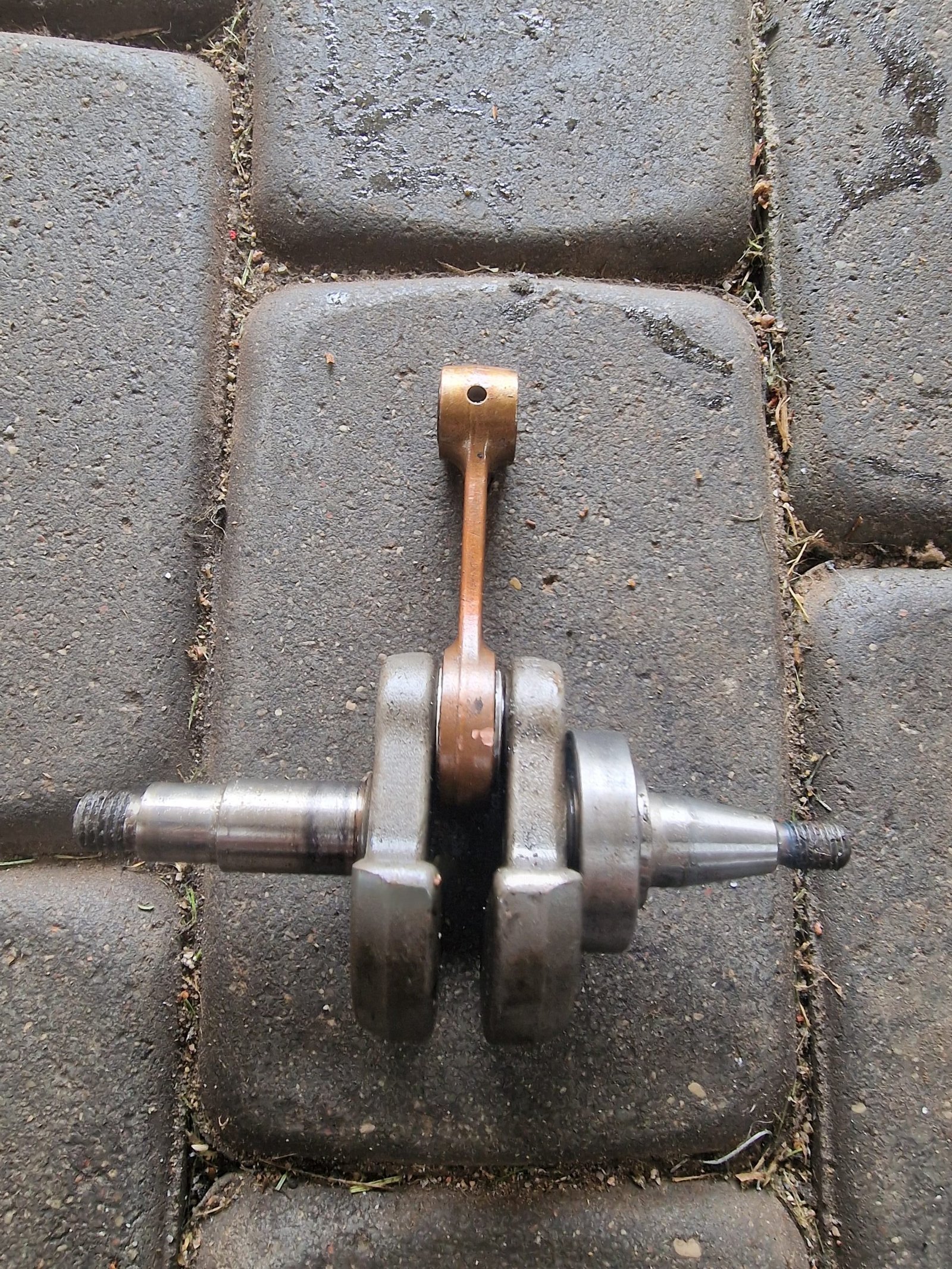 Husqvarna 555 Alkūninis velenas