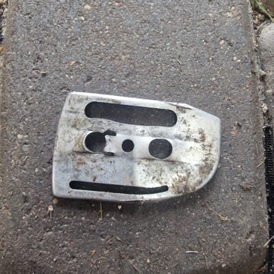 Husqvarna 136 Grandinės juostos tvirtinimo plokštelė