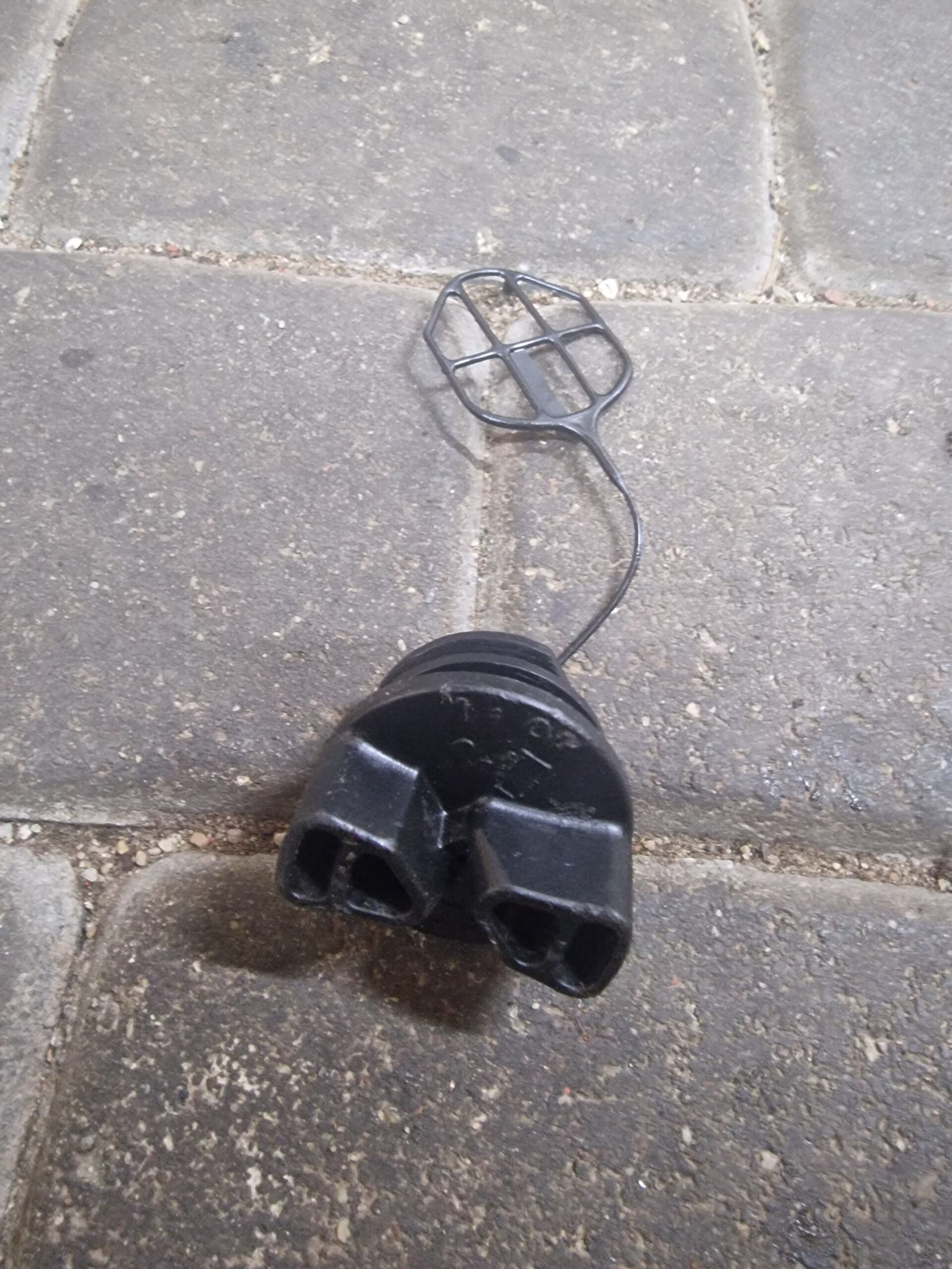 Jonsered CS2137 Kuro bako kamštis
