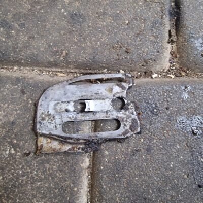 Jonsered CS2234 Grandinės juostos tvirtinimo plokštelė