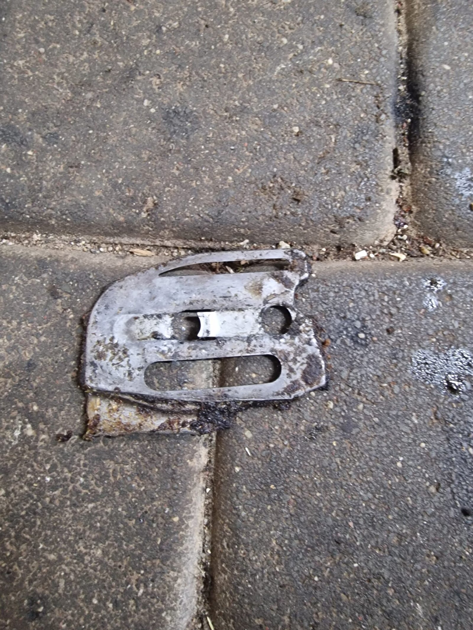 Jonsered CS2234 Grandinės juostos tvirtinimo plokštelė