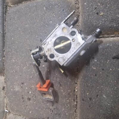 Husqvarna 136 Karbiuratorius