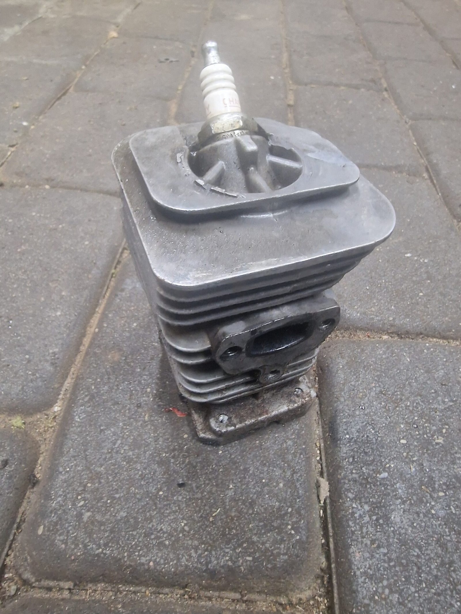 Husqvarna 136 Cilindro komplektas A100102