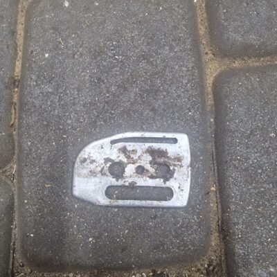 Husqvarna 136 Grandinės juostos tvirtinimo plokštelė