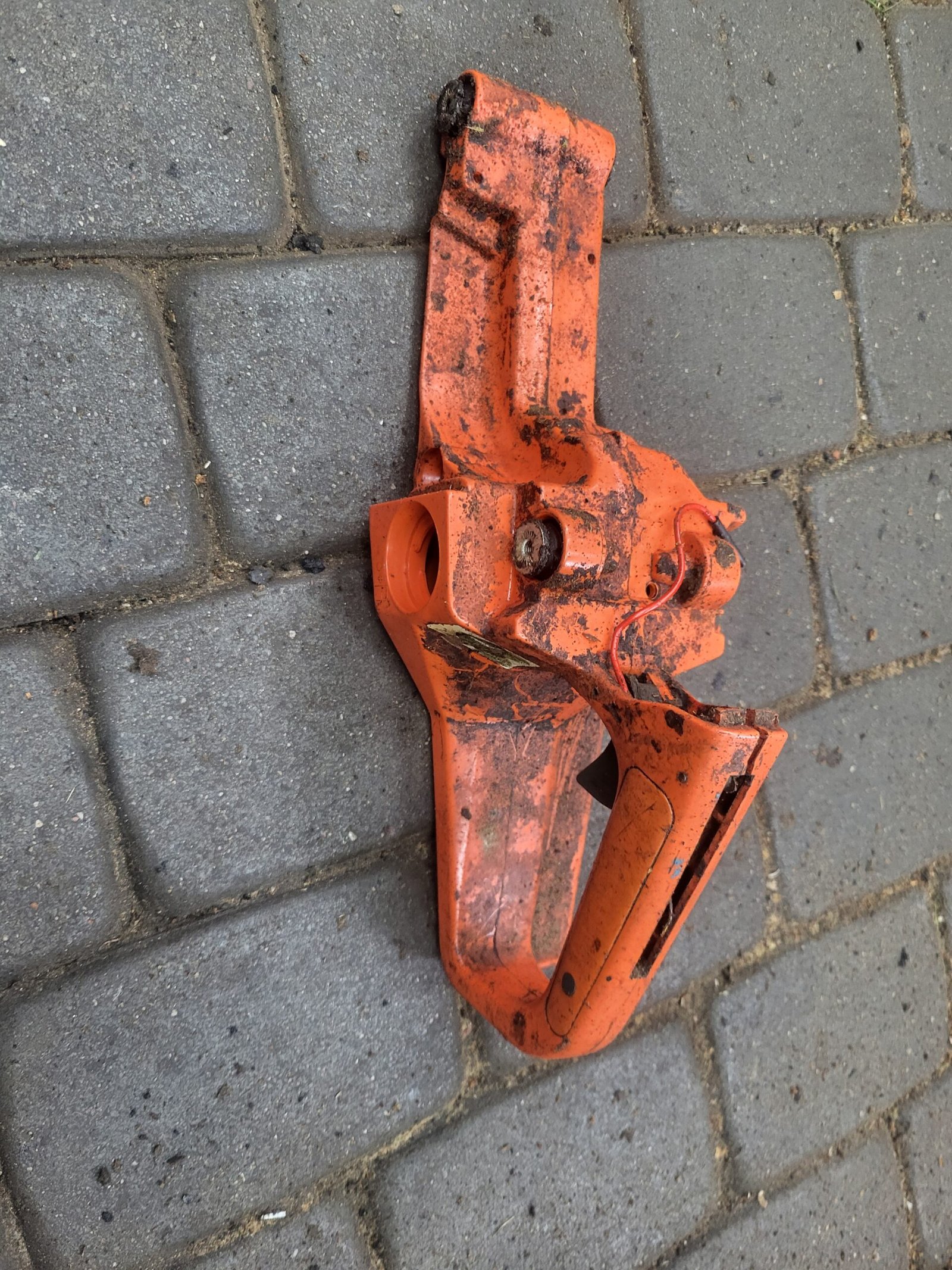 Husqvarna 242XPG Kuro bakas