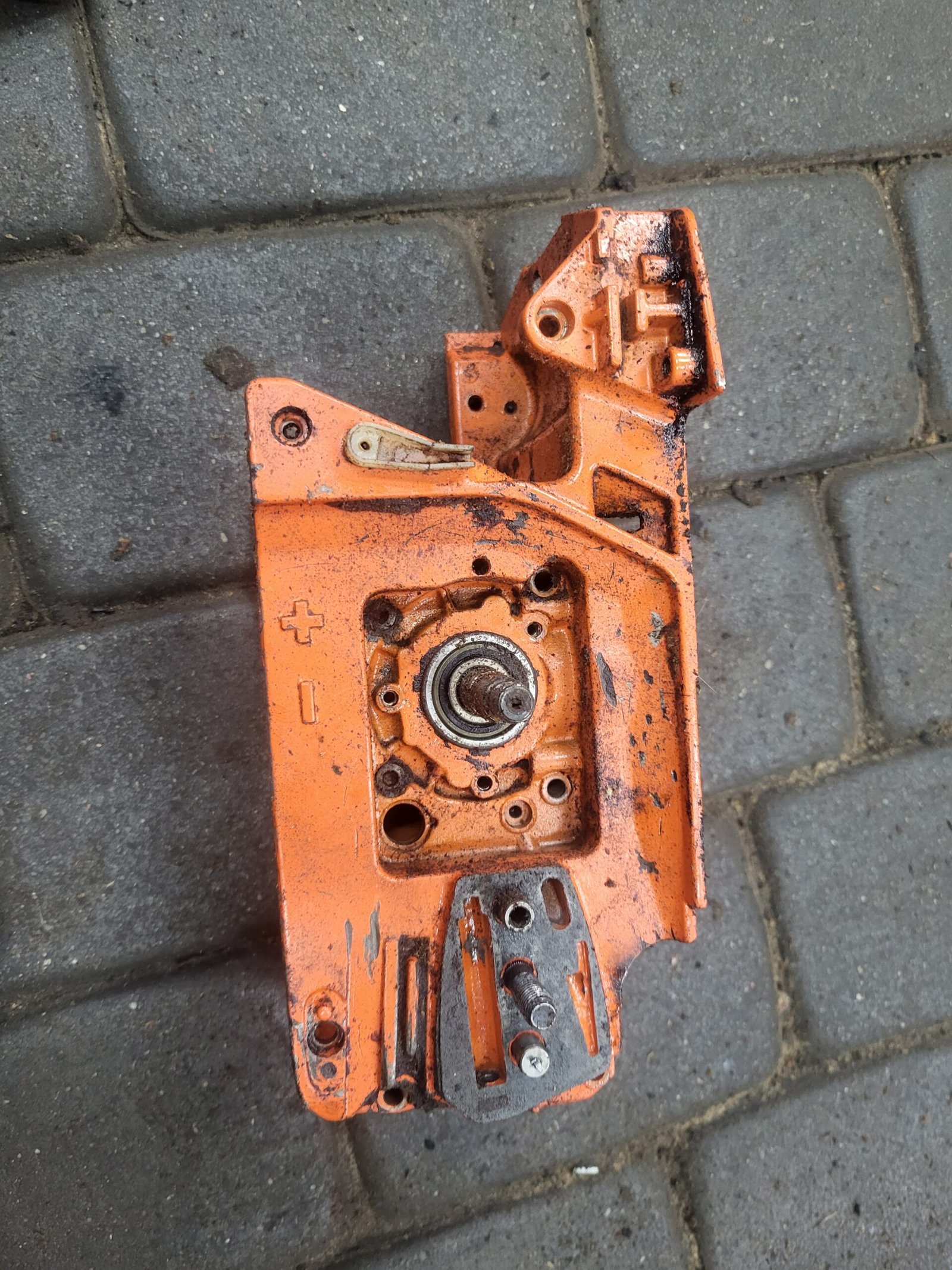 Husqvarna 242XPG Variklio blokas su alkūniniu velenu