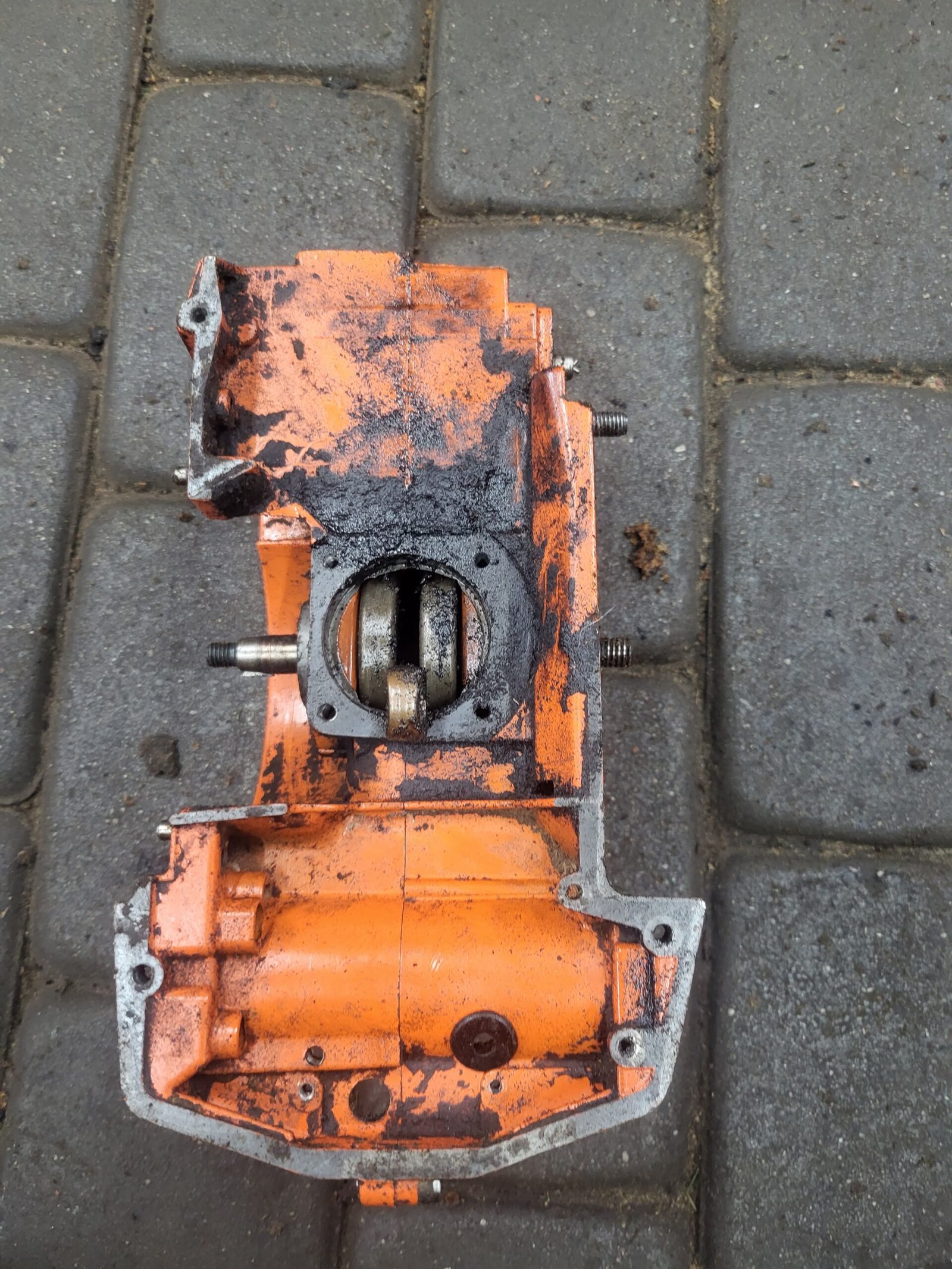 Husqvarna 242XPG Variklio blokas su alkūniniu velenu