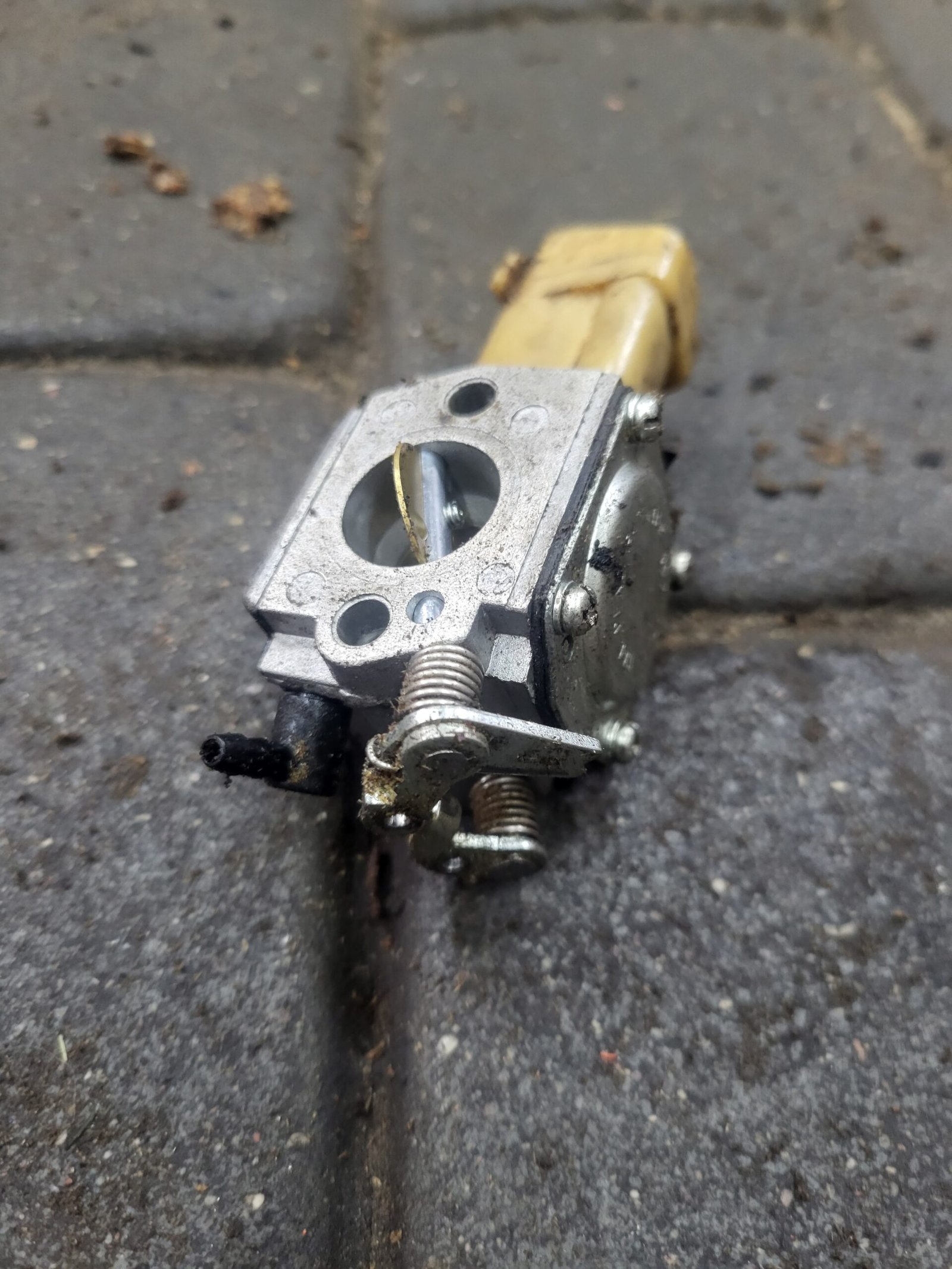 Husqvarna 242XPG Karbiuratorius
