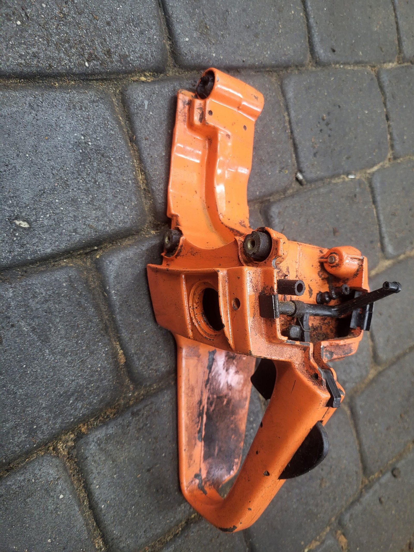 Husqvarna 444SE Kuro bakas