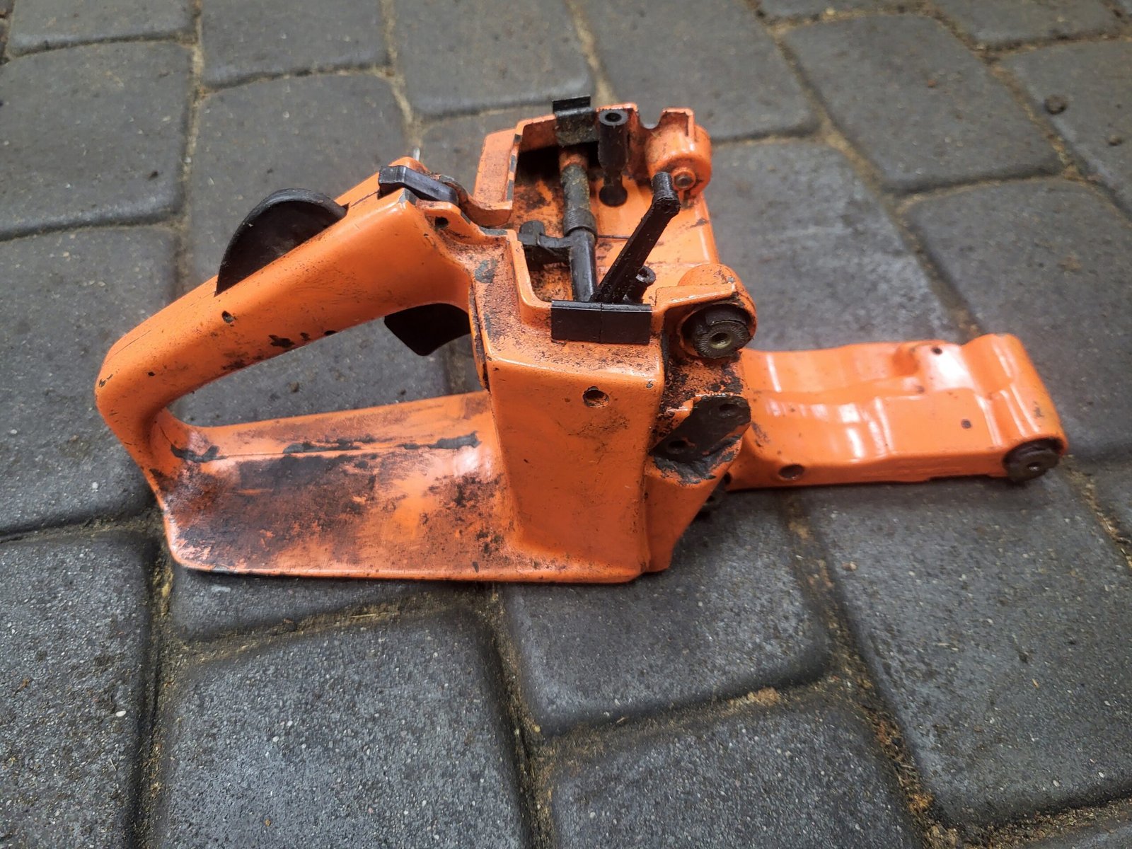 Husqvarna 444SE Kuro bakas